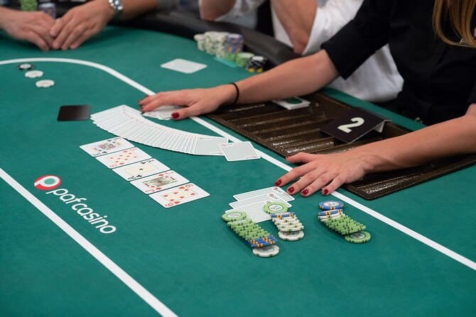 how many decks are used in poker